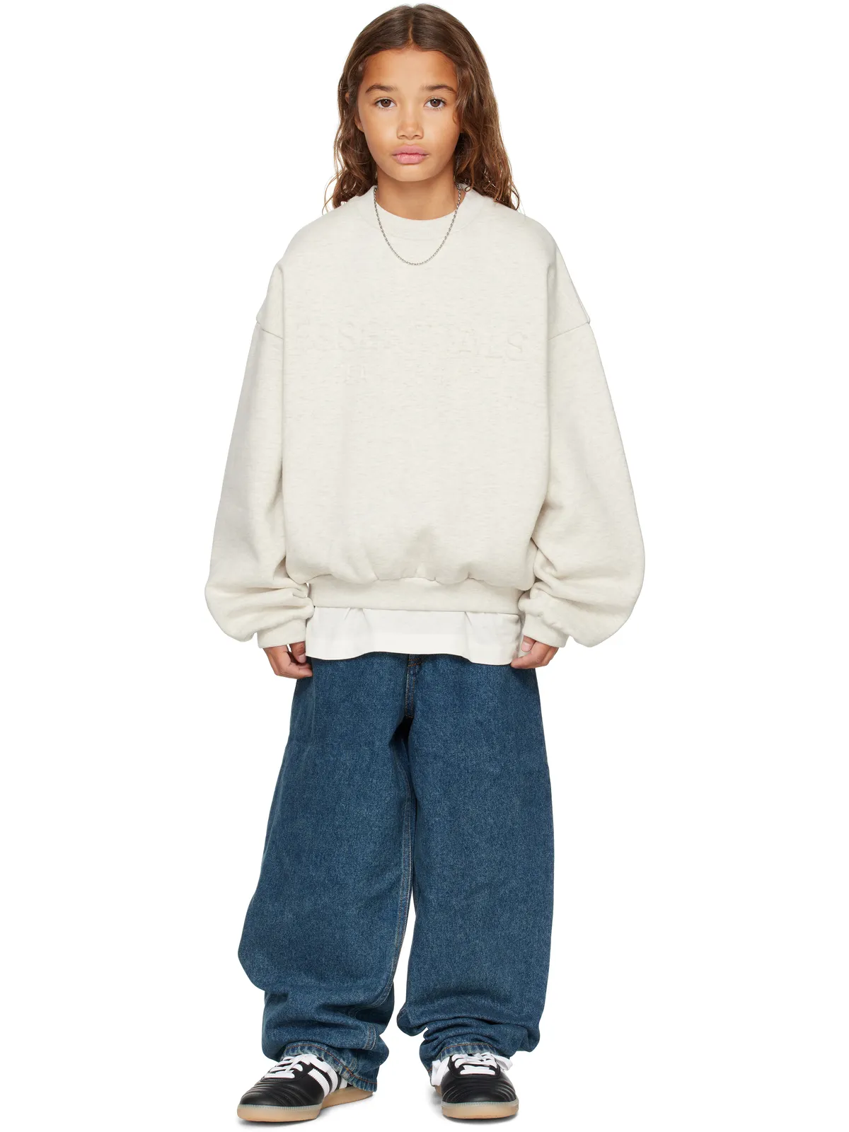 Fear of God ESSENTIALS キッズ｜ Holiday Embossed Classic クルーネック スウェットシャツ - 画像4