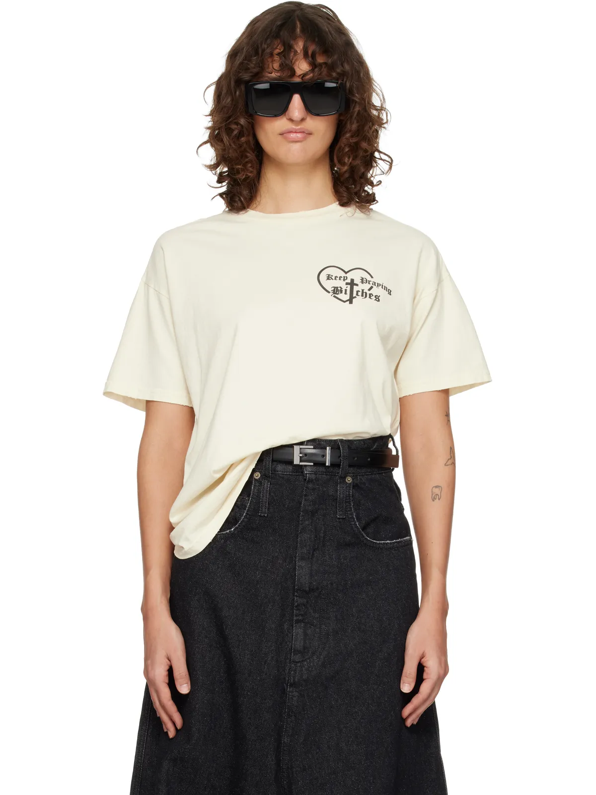 Willy Chavarria 'Keep Praying Bitches' Easy Tシャツ - 画像1