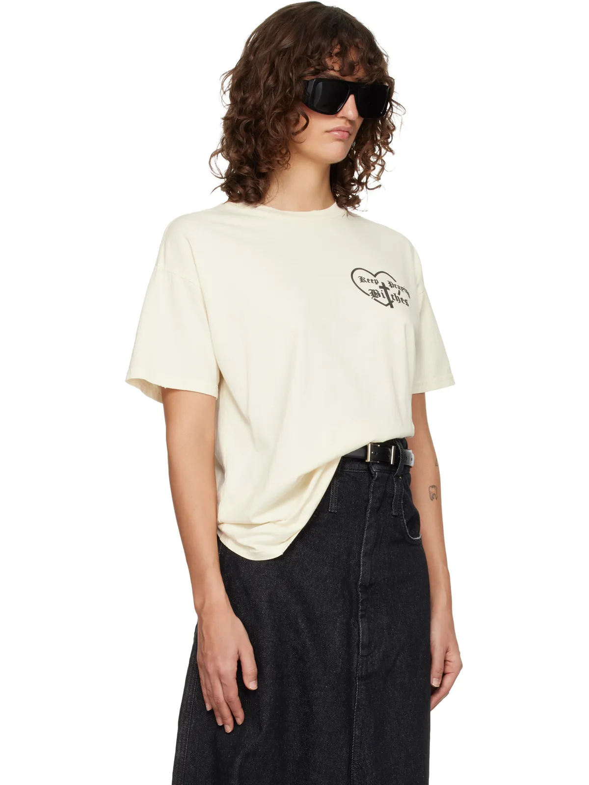 Willy Chavarria 'Keep Praying Bitches' Easy Tシャツ - 画像2