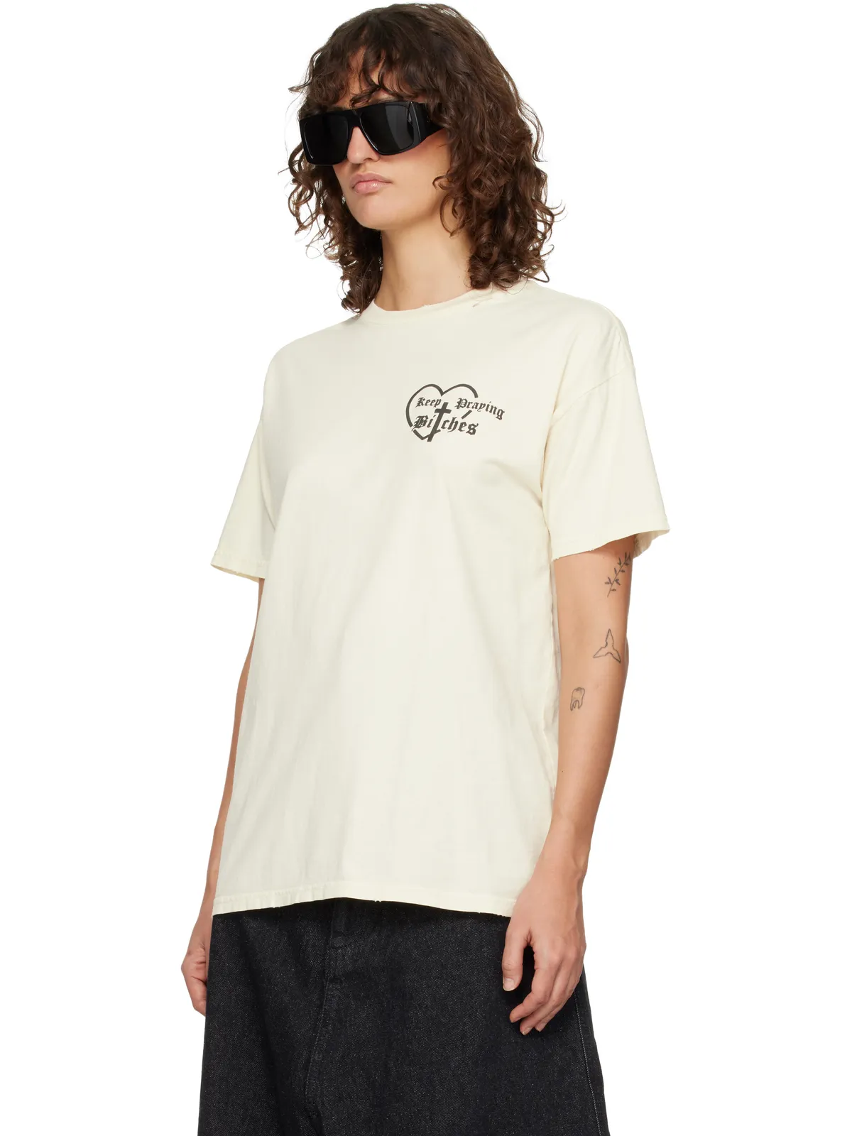 Willy Chavarria 'Keep Praying Bitches' Easy Tシャツ - 画像4